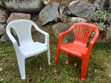 verkaufe: Zwei Kinderstühle Rot und Weiß