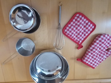 vendo: Kleines Spielkochset aus Metall + Kochhandschuh und Kochlappen