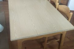 vendo: Tavolo in legno con 4 sedie