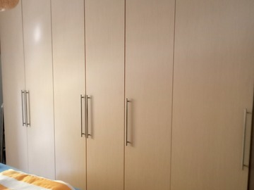 verschenke: armadio camera da letto e comò 